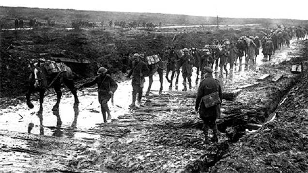 Cavalos são usados para transportar munição e rebocar a artilharia do exército francês, durante a I Guerra Mundial Cavalos são usados para transportar munição e rebocar a artilharia do exército francês, durante a I Guerra Mundial