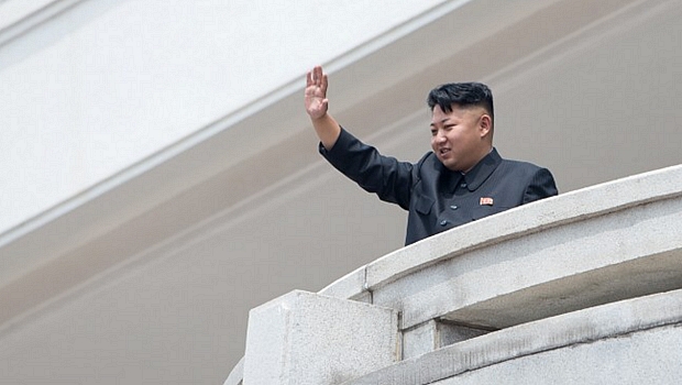 Ditador Kim Jong-un acena durante as comemora&ccedil;&otilde;es pelo anivers&aacute;rio da tr&eacute;gua que acabou com a Guerra da Coreia