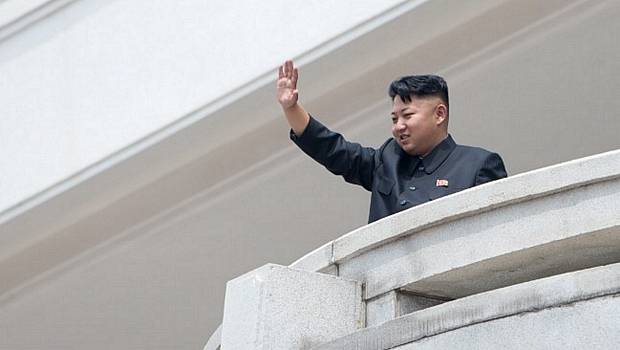 Ditador Kim Jong-un acena durante as comemora&ccedil;&otilde;es pelo anivers&aacute;rio da tr&eacute;gua que acabou com a Guerra da Coreia