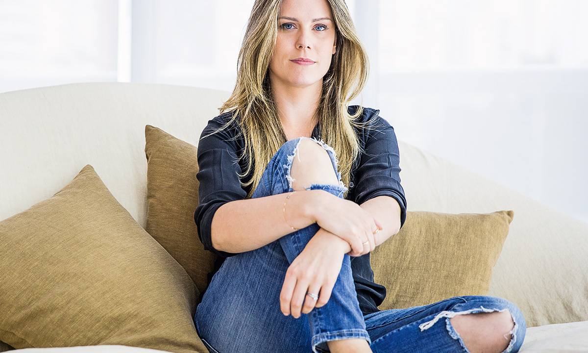 Em frente ao espelho, a jornalista Daiana Garbin vê a imagem de uma mulher com 100 quilos