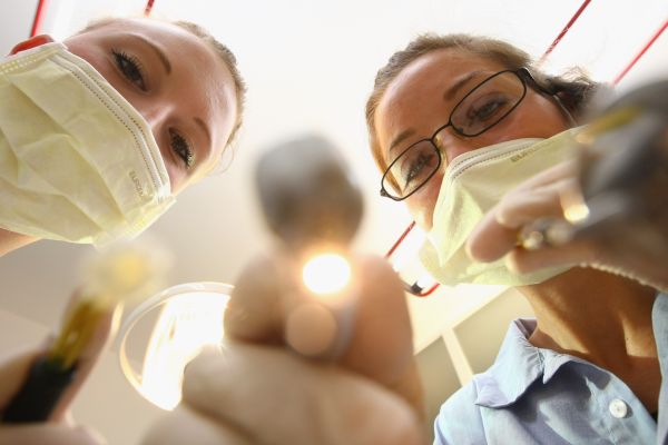 Driblando tarifas dos EUA, indústria odontológica avança na Europa e AL