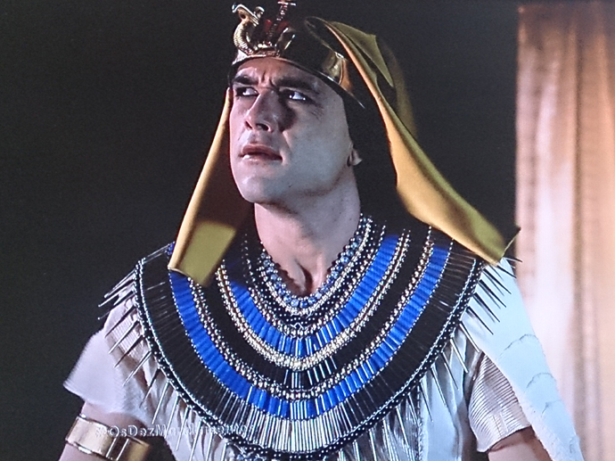 <p>Ramsés (Sergio Marone) vê a tempestade chegar em Os Dez Mandamentos</p> <p>Ramsés (Sergio Marone) vê a tempestade chegar em Os Dez Mandamentos</p>