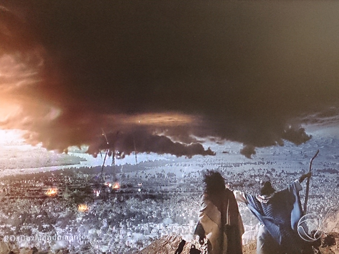 <p>Moisés (Guilherme Winter) invoca a sétima praga em Os Dez Mandamentos</p> <p>Moisés (Guilherme Winter) invoca a sétima praga em Os Dez Mandamentos</p>