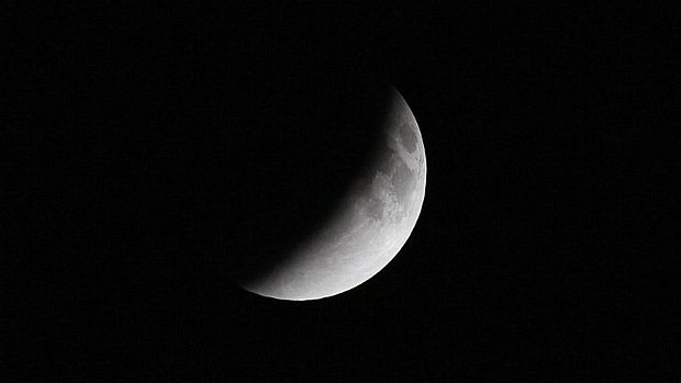 Eclipse lunar: a Lua vai quase desaparecer sob a sombra da Terra na sexta-feira. Saiba como ver