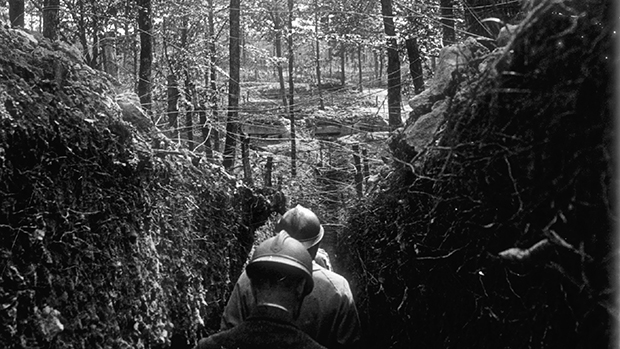 Tropas francesas inspecionam trincheira no fronte Argonne, no leste do país, em maio de 1916