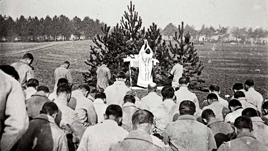 Padre conduz missa para soldados franceses no front de Campagne, em 1915