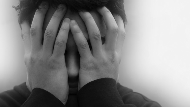 Esquizofrenia: o distúrbio é caracterizado pela perda de contato com a realidade, alucinações, delírios, pensamentos desordenados e índice reduzido de emoções