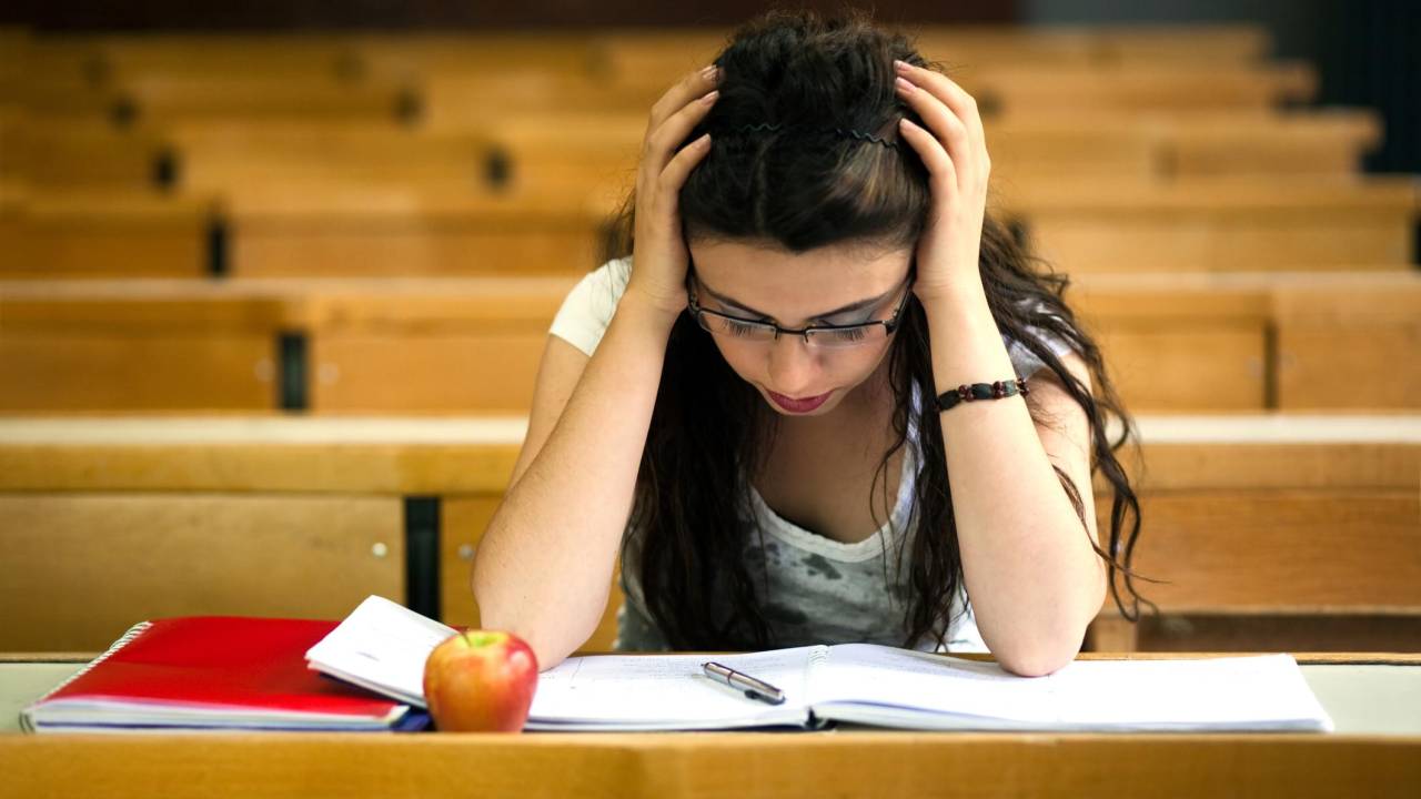 Estudante fazendo prova / direito