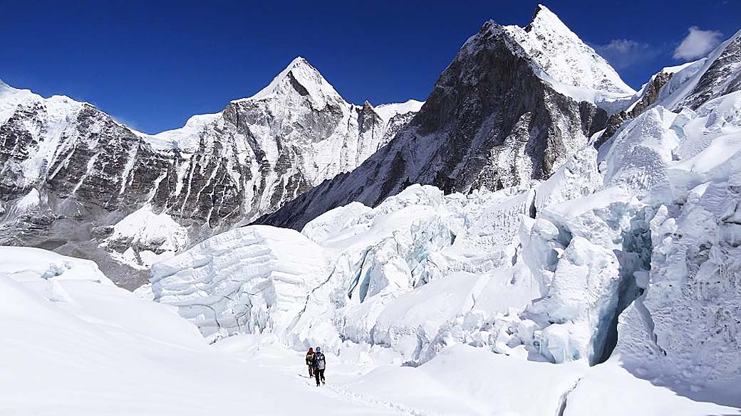 Rodrigo Raineri é o primeiro brasileiro a escalar o Everest 3 vezes