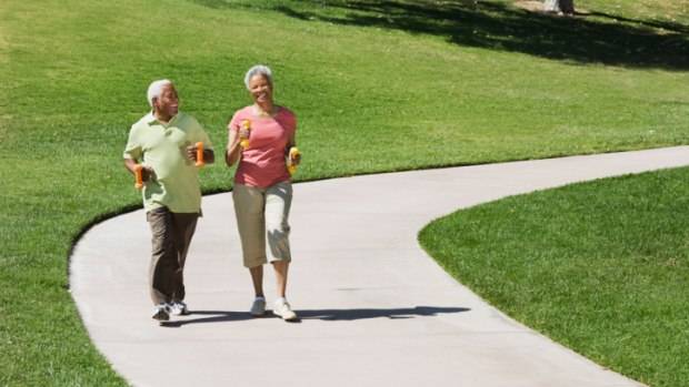 Idosos que caminham tão rápido quanto pessoas mais jovens correm menor risco de ter Alzheimer