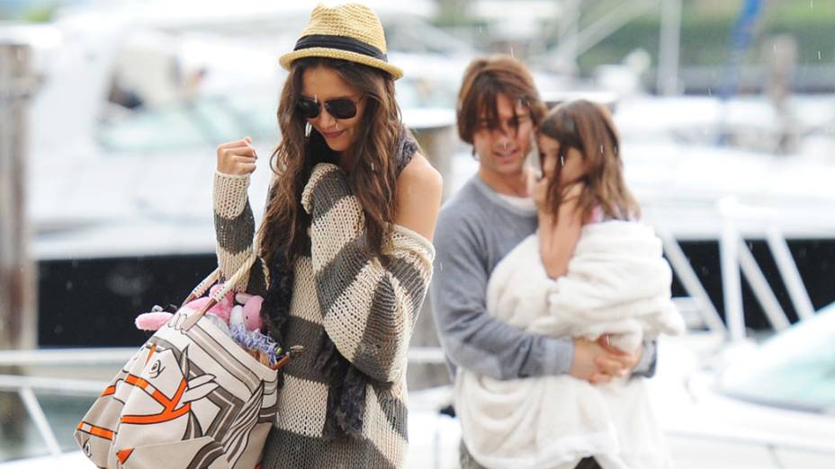 Katie Holmes, Tom Cruise e Suri Cruise são vistos em um iate no Dia dos Pais de 2011, em Miami, Flórida