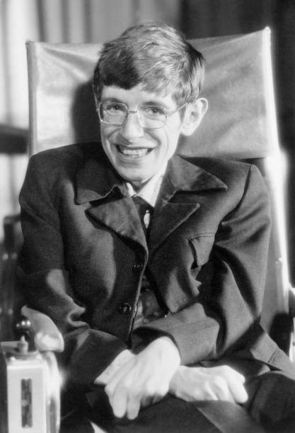 <p>Stephen Hawking é conhecido pelo trabalho em buracos-negros. Ele também escreveu o livro Uma Breve História do Tempo (1988), que descreve conceitos complexos de maneira simples</p>