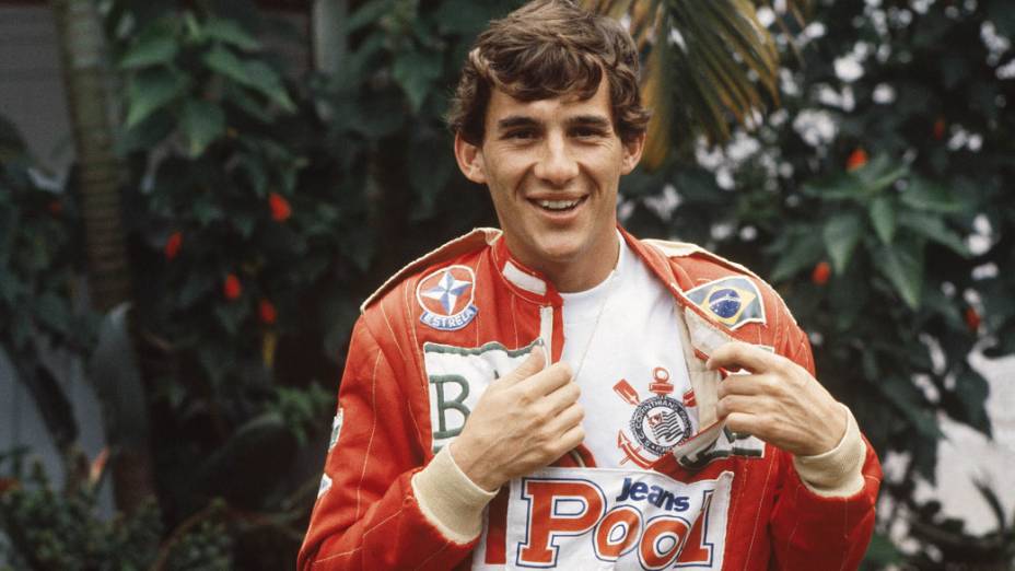 Ayrton Senna mostra a camisa do Corinthians sob o macacão, em 1984