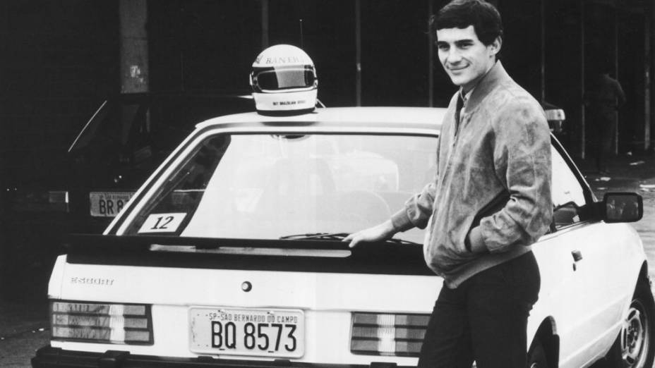 Ayrton Senna posa ao lado de um Escort