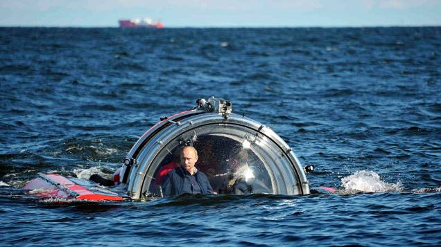 O presidente da Rússia, Vladimir Putin é visto através do vidro de C-Explorer 5 submersível após um mergulho para ver os restos da fragata naval "Oleg", que afundou no século 19, no Golfo da Finlândia, no Mar Bálticonesta segunda-feira (15) O presidente da Rússia, Vladimir Putin é visto através do vidro de C-Explorer 5 submersível após um mergulho para ver os restos da fragata naval "Oleg", que afundou no século 19, no Golfo da Finlândia, no Mar Bálticonesta segunda-feira (15)
