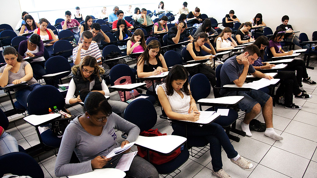 Alunos do fazem simulado do Enem