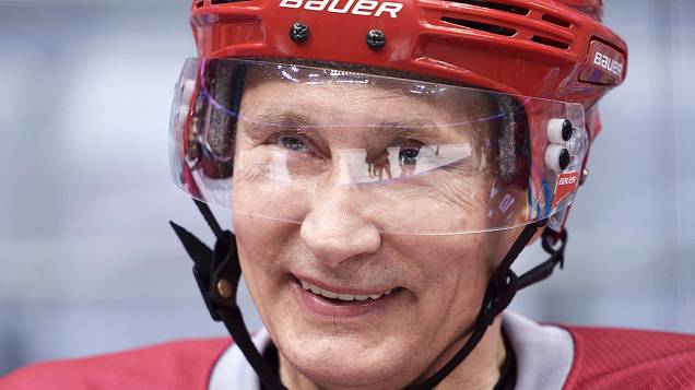 O presidente da Rússia, Vladimir Putin, participou de um jogo de hóquei no gelo no Bolshoi Ice Palace perto de Sochi, às vesperas do início dos Jogos Olímpicos de Inverno O presidente da Rússia, Vladimir Putin, participou de um jogo de hóquei no gelo no Bolshoi Ice Palace perto de Sochi, às vesperas do início dos Jogos Olímpicos de Inverno