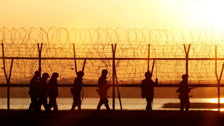 Soldados da Coreia do Sul patrulham fronteira perto da aldeia de Panmunjom em Paju, Coreia do Sul