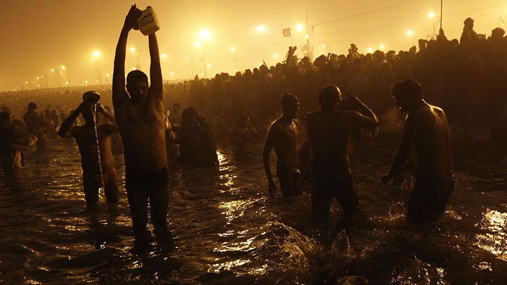 'Kumbh Mela', maior festival religioso do mundo que atrai milhões de devotos hindus ao Sangam, local de encontro dos rios sagrados Ganges, Yamuna e Saraswati onde segundo a crença, os devotos devem se banhar para alcançar a purificação dos pecados