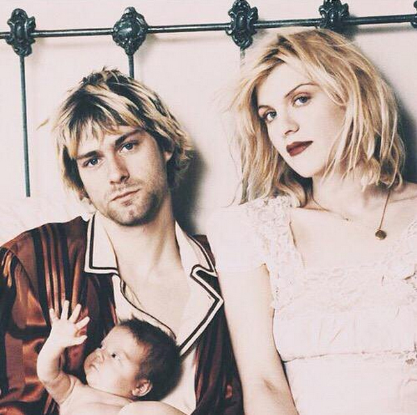 Courtney Love posta foto com Kurt Cobain e a filha do casal, Frances Bean Cobain e diz sentir saudades do marido: Deus, como sinto sua falta, todos nós sentimos Courtney Love posta foto com Kurt Cobain e a filha do casal, Frances Bean Cobain e diz sentir saudades do marido: Deus, como sinto sua falta, todos nós sentimos