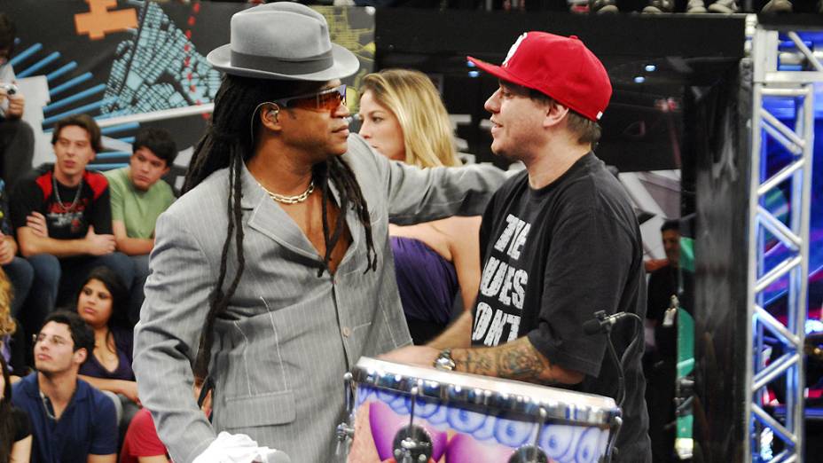 Carlinhos Brown e Chorão durante a gravação do programa Altas Horas, da Rede Globo, em comemoração ao aniversário de 59 anos do apresentador Serginho Groisman, em 2009