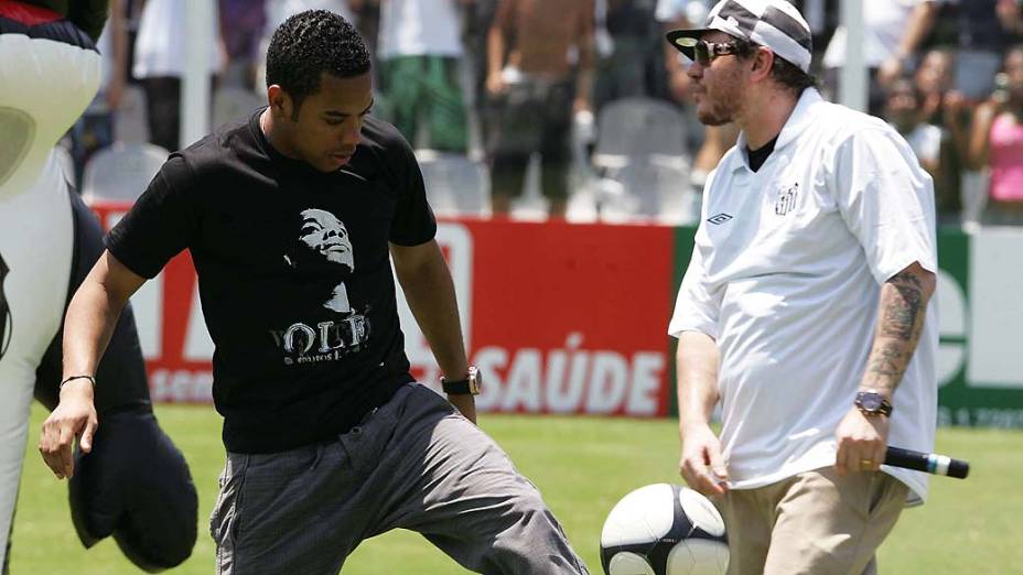 O atacante Robinho com Chorão da banda de rock Charlie Brown Jr, na Vila Belmiro. O músico era fanático pelo Santos