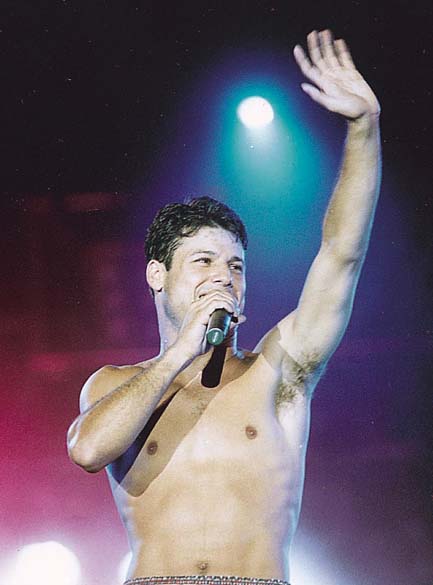 Dinho durante o último show do conjunto Mamonas Assassinas, Brasília - 02 de março de 1996 Dinho durante o último show do conjunto Mamonas Assassinas, Brasília - 02 de março de 1996