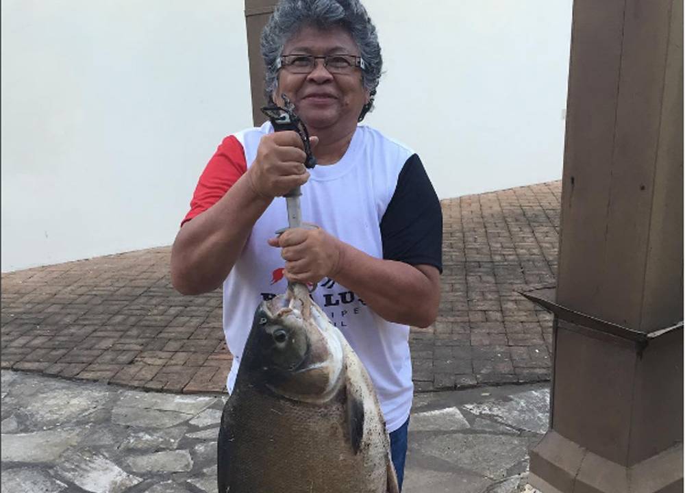 Marlene Mattos exibe sua pesca no Hotel Fazenda Boa Luz, no Sergipe