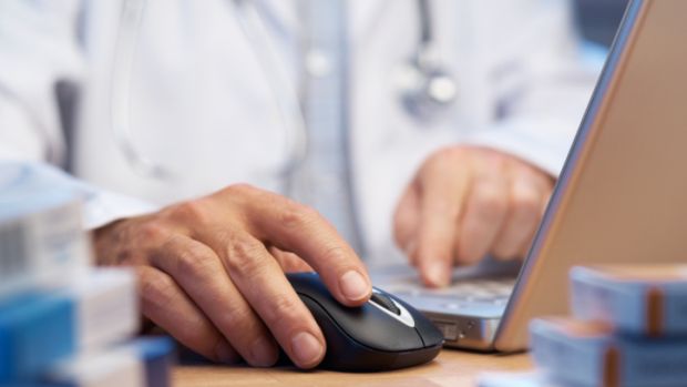 médico computador atestado médico