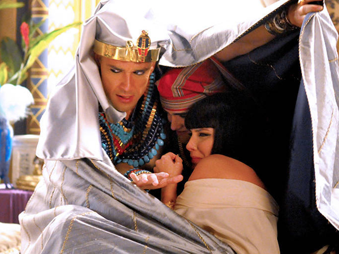 <p>Ramsés (Sergio Marone) tenta proteger Nefertari (Camila Rodrigues) e Amenhotep (José Victor Pires) da nuvem de gafanhotos</p> <p>Ramsés (Sergio Marone) tenta proteger Nefertari (Camila Rodrigues) e Amenhotep (José Victor Pires) da nuvem de gafanhotos</p>