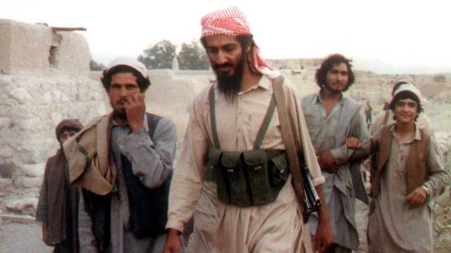 Osama bin Laden em campos de treinamento no Afeganist&atilde;o