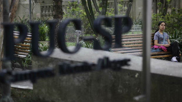 PUC vai suspender alunos que usaram ‘cotistas’ e ‘pobres’ como xingamento