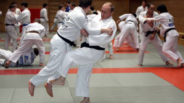 Primeiro-ministro russo Vladimir Putin em treino de judo, durante visita a St. Petersburg, em 18 de Dezembro de 2009 Primeiro-ministro russo Vladimir Putin em treino de judo, durante visita a St. Petersburg, em 18 de Dezembro de 2009