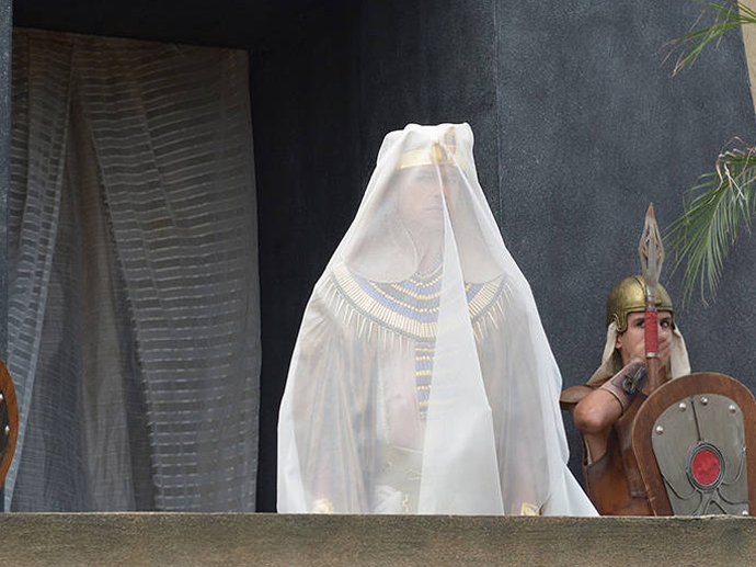 <p>Ramsés (Sergio Marone) diante da oitava praga do Egito</p> <p>Ramsés (Sergio Marone) diante da oitava praga do Egito</p>