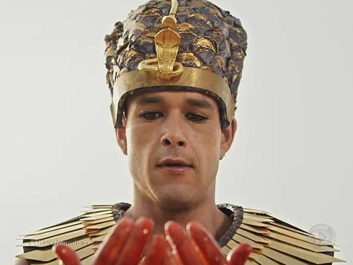 <p>Ramsés (Sergio Marone) fica chocado ao ver que as águas do Nilo se transformaram em sangue em Os Dez Mandamentos</p> <p>Ramsés (Sergio Marone) fica chocado ao ver que as águas do Nilo se transformaram em sangue em Os Dez Mandamentos</p>