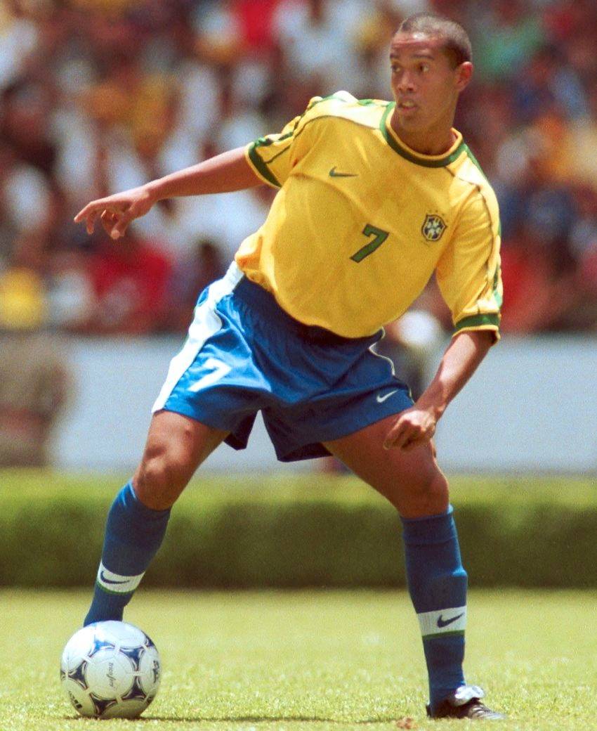 Ronaldinho Ga&uacute;cho, de cabelo curto, participou da campanha de 1999, quando o Brasil foi derrotado pelo M&eacute;xico na decis&atilde;o