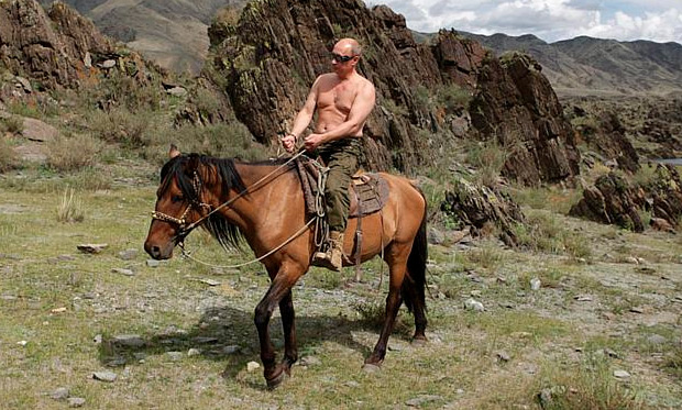 Primeiro-ministro da Rússia, Vladimir Putin é visto andando a cavalo na região de Touva, na Sibéria Primeiro-ministro da Rússia, Vladimir Putin é visto andando a cavalo na região de Touva, na Sibéria