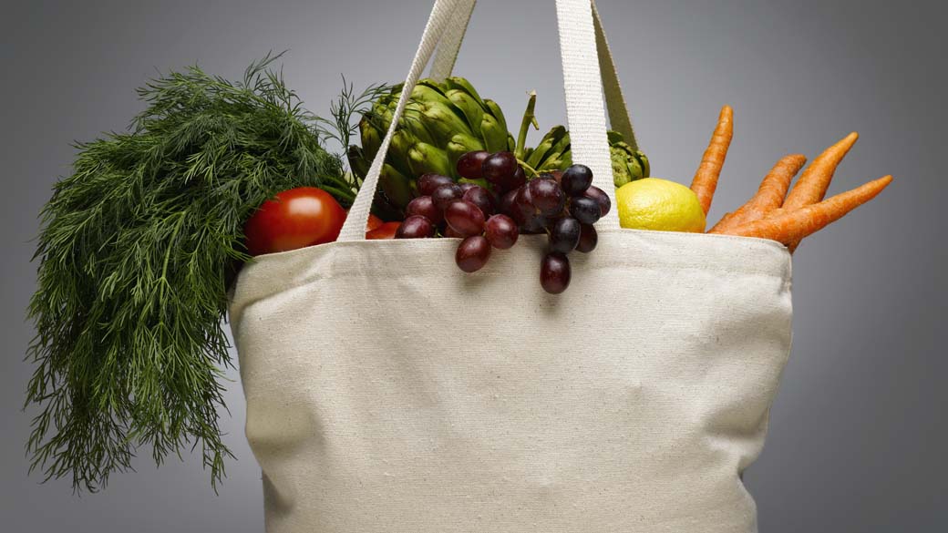 Frutas e vegetais: alimentos dão pigmentos à pele e deixam as pessoas mais atraentes, afirma estudo