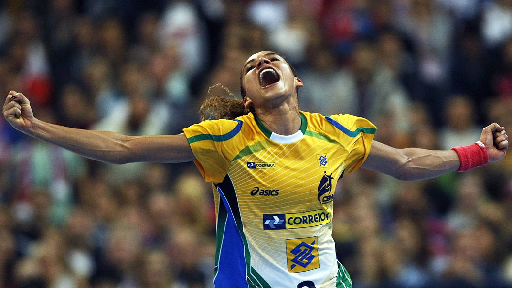 A seleção brasileira feminina de Handebol vence a Sérvia por 22 a 20, conquistando de forma inédito o título mundial da categoria