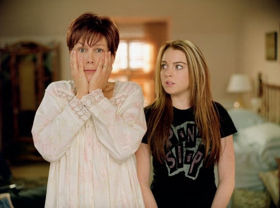 sexta-feira-muito-louca-2013-original.jpeg Lindsay Lohan e Jamie Lee Curtis em cena de Sexta-Feira Muito Louca, de 2003