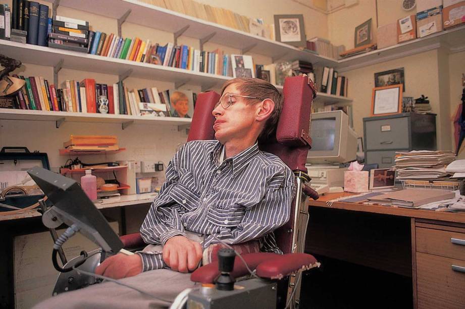 Desde 1985, Stephen Hawking fala por meio de um sintetizador de voz, que diz as palavras registradas em um computador. Isso acontece por causa de uma doença degenerativa que causou a paralisia quase completa do seu corpo Desde 1985, Stephen Hawking fala por meio de um sintetizador de voz, que diz as palavras registradas em um computador. Isso acontece por causa de uma doença degenerativa que causou a paralisia quase completa do seu corpo