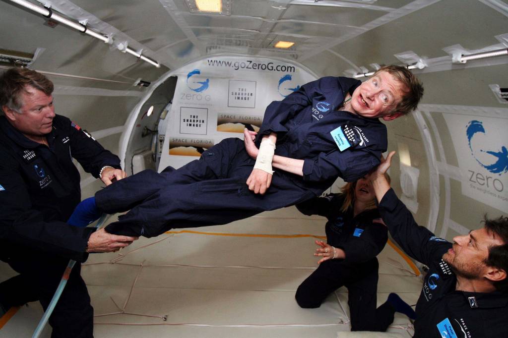 <p>Stephen Hawking experimenta ambiente de gravidade zero no dia 26 de abril de 2007 durante um voo acima do Oceano Atl&acirc;ntico. O f&iacute;sico voou por duas horas em uma aeronave modificada</p>