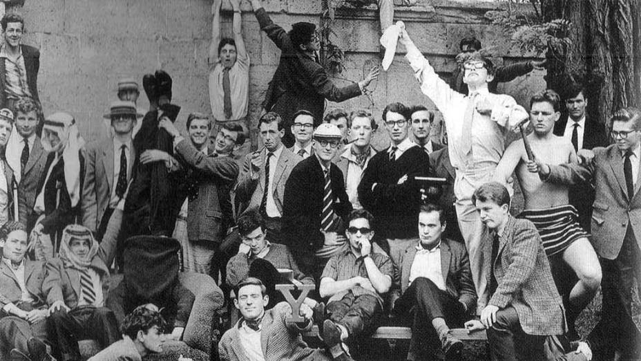 <p>Stephen, segurando o lenço branco, comemorando com os amigos do clube de remo</p> <p>Stephen, segurando o lenço branco, comemorando com os amigos do clube de remo</p>