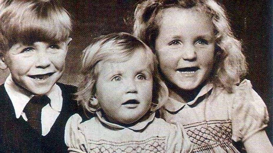 Desde 1985, Stephen Hawking fala por meio de um sintetizador de voz, que diz as palavras registradas em um computador. Isso acontece por causa de uma doença degenerativa que causou a paralisia quase completa do seu corpo Desde 1985, Stephen Hawking fala por meio de um sintetizador de voz, que diz as palavras registradas em um computador. Isso acontece por causa de uma doença degenerativa que causou a paralisia quase completa do seu corpo