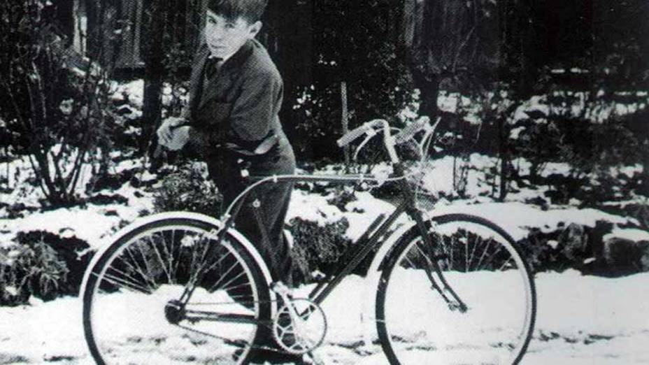 Stephen Hawking posa orgulhoso ao lado de sua bicicleta Stephen Hawking posa orgulhoso ao lado de sua bicicleta