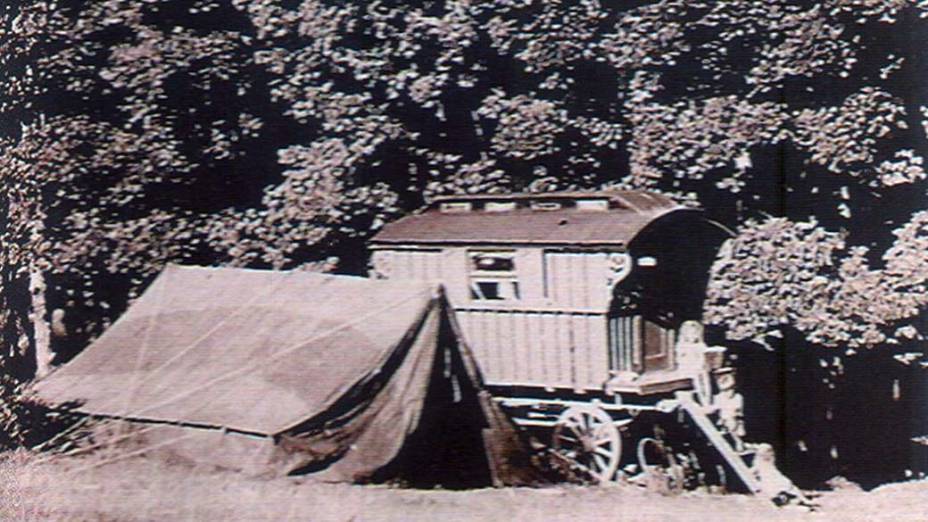 <p>Stephen Hawking com suas irmãs nos degraus do trailer da família</p> <p>Stephen Hawking com suas irmãs nos degraus do trailer da família</p>