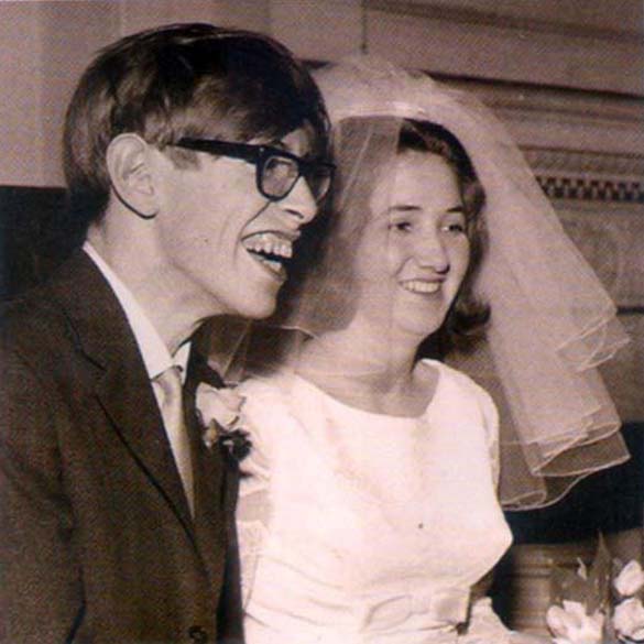 Stephen Hawking no dia do casamento com sua primeira esposa, Jane Hawking Stephen Hawking no dia do casamento com sua primeira esposa, Jane Hawking