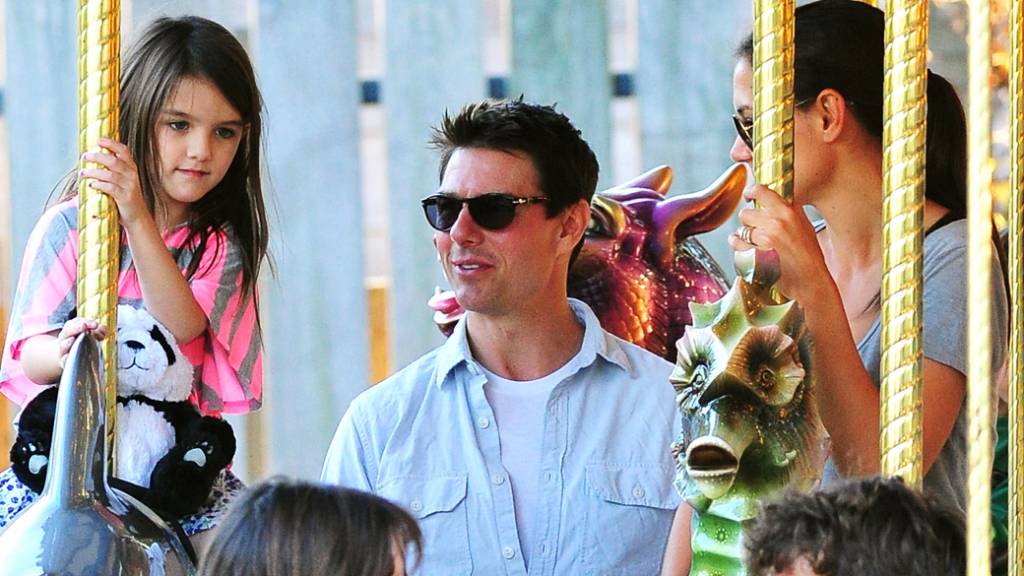 Tom Cruise, Katie Holmes e Suri no carrossel em parque de divers&otilde;es na cidade de Pittsburgh, na Pensilv&acirc;nia