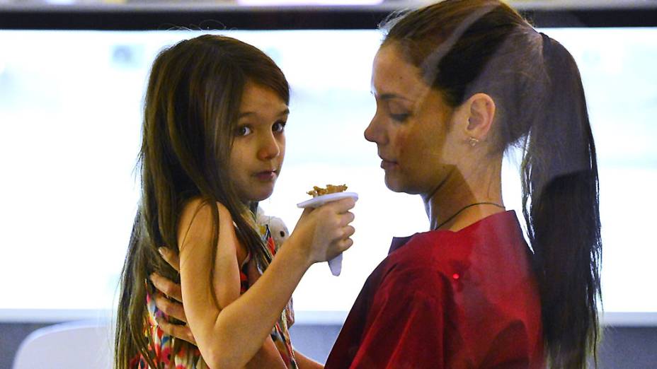 Suri Cruise e Katie Holmes tomam sorvete juntas em Nova York após anúncio do divórcio de Tom Cruise