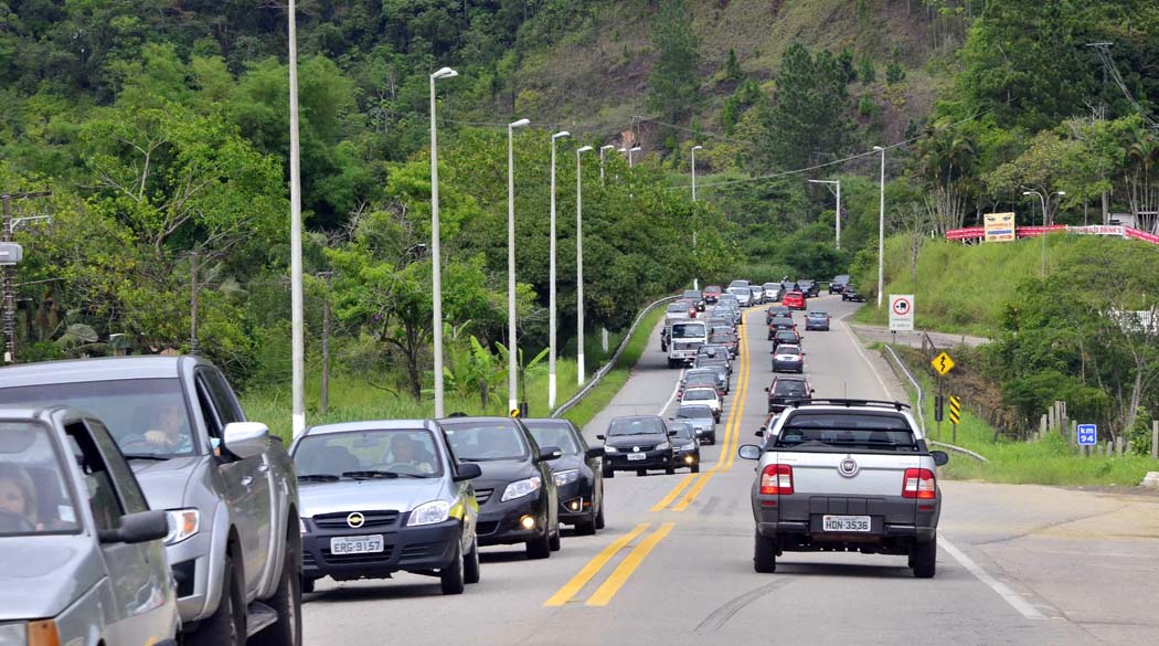 Movimento intenso na rodovia dos Tamoios